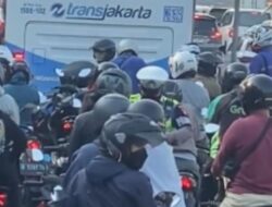 Polisi Viral ‘Mukbang’ Saat Menilang Banyak Pemotor di Jalur TransJakarta