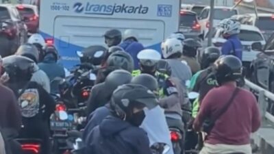 Polisi Viral ‘Mukbang’ Saat Menilang Banyak Pemotor di Jalur TransJakarta