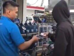 Pemuda Menolak Membayar Belanjaan di Minimarket dan Memperlihatkan Kartu Ormas