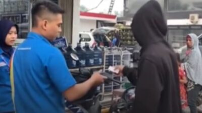 Pemuda Menolak Membayar Belanjaan di Minimarket dan Memperlihatkan Kartu Ormas