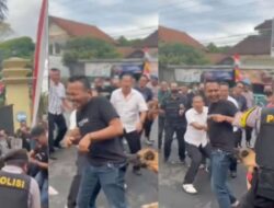 Baju Peserta Demo Diserang dengan Gigitan Nyata!