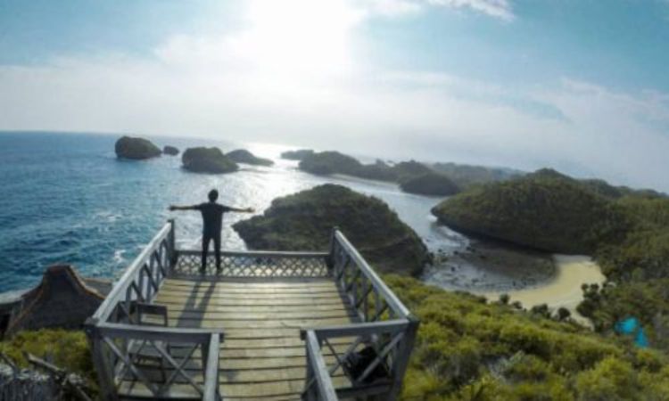 Pantai Kasap di Pacitan: Mencuatnya Eksotisme sejajar Raja Ampat