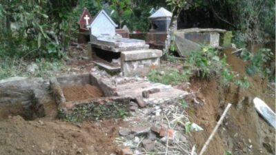 Belakang Rumah Dibiarkan Tergenang Tanah