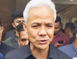 Momen Ganjar Pranowo Berfoto Bersama Ibu-Ibu dengan Rambut Berwarna Putih