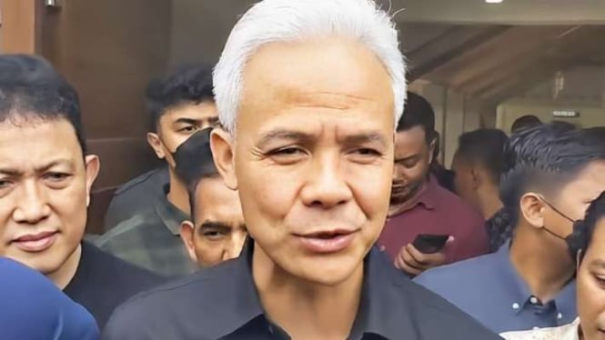 Momen Ganjar Pranowo Berfoto Bersama Ibu-Ibu dengan Rambut Berwarna Putih