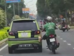 Pengendara Motor yang Viral karena Menghentikan Mobil dengan Kaki, Akhirnya Ditilang