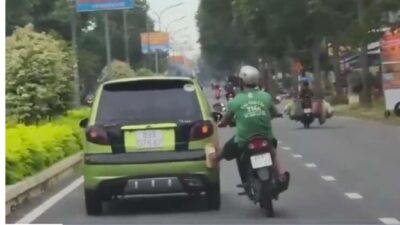 Pengendara Motor yang Viral karena Menghentikan Mobil dengan Kaki, Akhirnya Ditilang