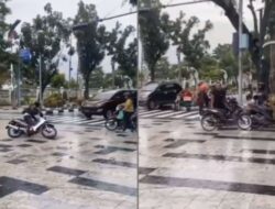 Kejadian Terpelesetnya Banyak Pemotor karena Jalan yang Dikeramik Menjadi Viral, Netizen: Pemborosan Uang Rakyat