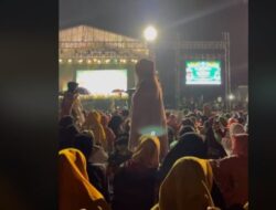 Wanita menarik perhatian dengan sholat di tengah keramaian acara kajian Islam