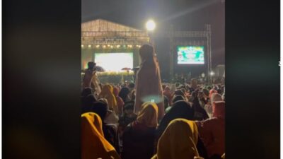 Wanita menarik perhatian dengan sholat di tengah keramaian acara kajian Islam