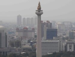 Foto Polusi Udara yang Viral Meliputi Gedung Pencakar Langit Jakarta Pagi Ini