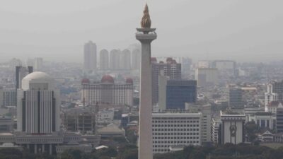 Foto Polusi Udara yang Viral Meliputi Gedung Pencakar Langit Jakarta Pagi Ini