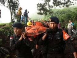 Sebelum Erupsi, Seseorang Melempar Batu ke Dalam Kawah