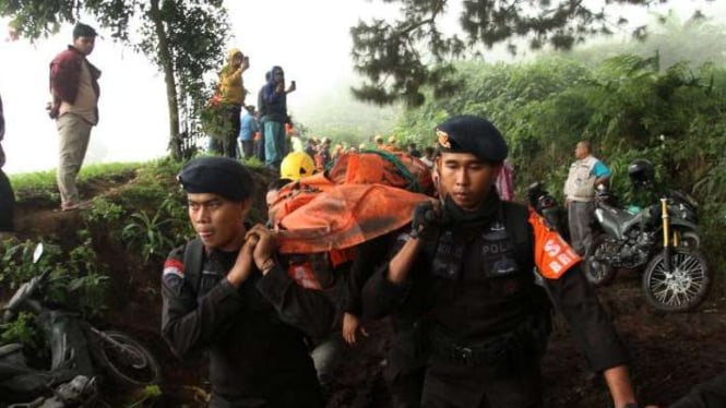 Sebelum Erupsi, Seseorang Melempar Batu ke Dalam Kawah