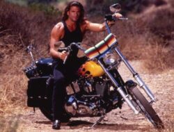 Penampilan Terkini Pemeran Utama Serial TV Renegade, Lorenzo Lamas pada Tahun 1990-an