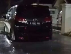 Mobil Alphard yang Terkenal Terobos Jalan yang Sedang Dicor dan Menjadi Viral