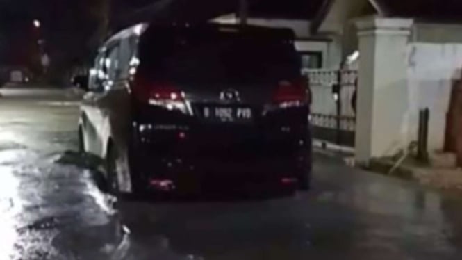 Mobil Alphard yang Terkenal Terobos Jalan yang Sedang Dicor dan Menjadi Viral