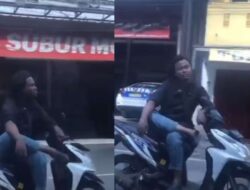 Pengendara Motor yang Duduk Bersila di Atas Motor Menuai Sorotan Negatif dari Warganet