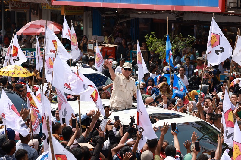 Prabowo Memberikan Kaos kepada Warga Pasar Padang dan Mengucapkan Doa untuk Presiden 2024