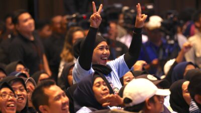 Emak-Emak Relawan di Bandung Mengharukan Prabowo, Jabat Erat Tangannya