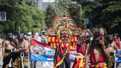 Detik-detik Reog Terhempas Angin Helikopter TNI AL yang Terbang