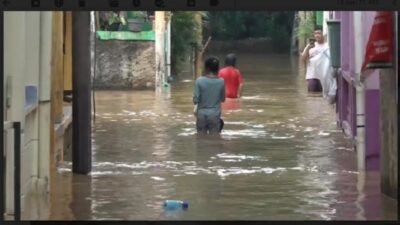 Bandung Dilanda Banjir, Tinggi Air Sepinggang dan Akses Jalan Lumpuh di Dayeuhkolot