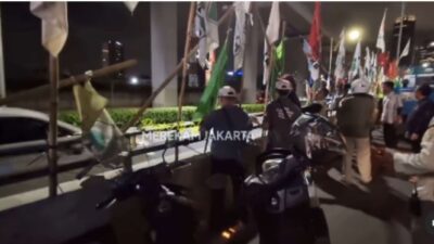 Bendera Parpol Dicopot di Flyover Kuningan sebagai Korban Makanan