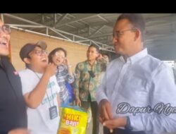 Kocak, Anies Baswedan Bahagia Ngobrol Sambil Menikmati Jajanan Warga