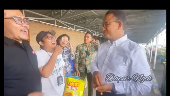 Kocak, Anies Baswedan Bahagia Ngobrol Sambil Menikmati Jajanan Warga