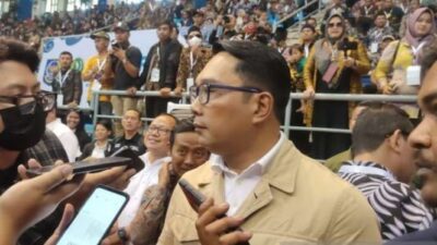 Ridwan Kamil menegur warganet karena memposting potret manis Prabowo Subianto bersama 4 pria yang masih bujang