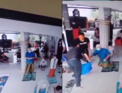 Bapak-bapak Ini Batalkan Salat di Tengah Jalan Demi Makanan Jumat yang Berkah