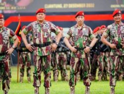 Pasukan Kopassus TNI dan Pengendara Mobil Mitsubishi Xpander