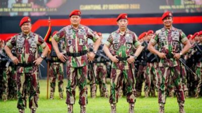 Pasukan Kopassus TNI dan Pengendara Mobil Mitsubishi Xpander