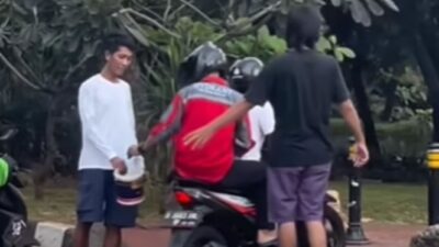 Pemuda di Jakpus Mengambil Keuntungan dari Trotoar Berbayar yang Viral