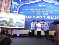 Prabowo Subianto Diberi Lukisan Tangan oleh SBY Saat Hadir Silaturahmi dan Bukber Partai Demokrat