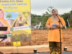 Acil Odah memberikan Pesan Penuh Semangat kepada Perempuan Banjar saat Penanaman Pohon untuk Harmoni Hijau