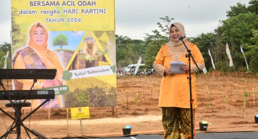 Acil Odah memberikan Pesan Penuh Semangat kepada Perempuan Banjar saat Penanaman Pohon untuk Harmoni Hijau