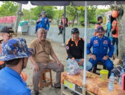 Bacabup Dadang Sambangi Tim SAR di Pantai Pangandaran