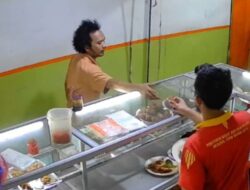 Pria Kribo Viral Makan Seenaknya di Warteg Jakpus, Pemilik Geram Karena Bayar Semaunya