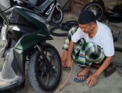 Kisah Tukang Tambal Ban di Pamekasan yang Bisa Naik Haji Bersama Sang Istri Setelah Menanti Selama 57 Tahun