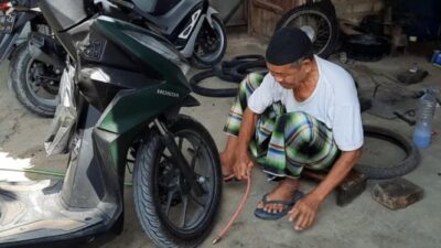 Kisah Tukang Tambal Ban di Pamekasan yang Bisa Naik Haji Bersama Sang Istri Setelah Menanti Selama 57 Tahun