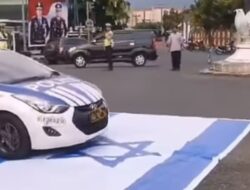 Polisi Mengaku Tidak sengaja Mobil Patroli Melintasi Bendera Israel, Netizen Malah Memberikan Dukungan