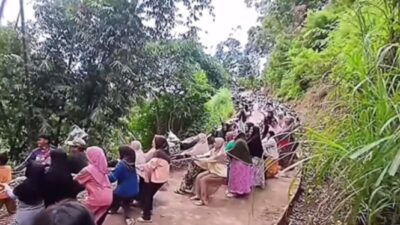 Masyarakat Sekampung Bergotong Royong Selamatkan Mobil yang Tercebur ke Jurang: Potret Kebersamaan Indonesia Asli