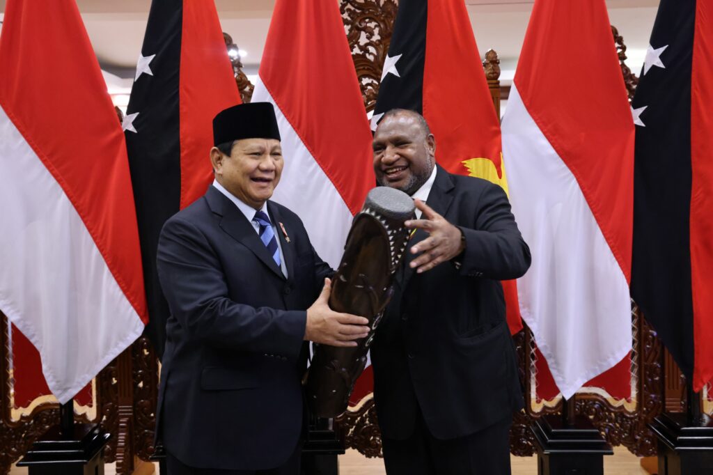 Warm Moments as Prabowo Subianto Bids Farewell to the Prime Minister of Papua New Guinea Following a Visit to the Ministry of Defense