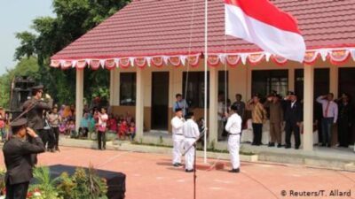 Pemuda Mendapat Kritik atas Tindakan Memanjat Tiang Bendera yang Terlilit Tali