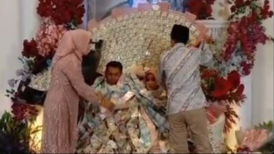 Kejadian Viral di Madura: Pengantin Dihiasi Uang Dollar di Pelaminan