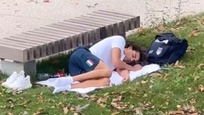 Viral! Atlet Peraih Medali Emas Olimpiade Tidur di Taman Setelah Mengeluhkan Kondisi Olympic Village