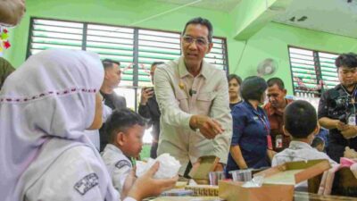 Murid SDN 07 Cideng Membawa Makanan Bergizi Gratis untuk Nenek, Gubernur Jakarta Tersentuh