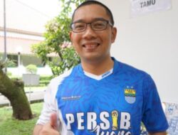 Ridwan Kamil Viral Pakai Jersey Persib Juara, Warganet: Bobotoh Jakarta Mendukung Cagub.