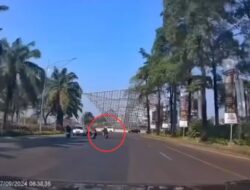 Rekaman Dashcam Mobil Momen Jambret Handphone di Summarecon Bekasi